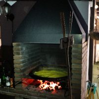 Paella tilberedt over åben ild